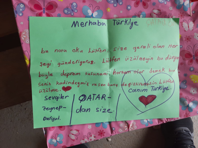 Depremzede çocuklara gönderilen notlar duygulandırdı: Sizi asla yalnız bırakmayacağız